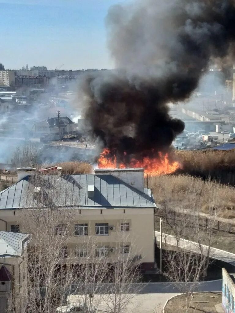 Астрахань пожар. Пожар в астрахани 14. Пожар в таргае. Мчс астрахань. Горит в астрахани сейчас пожар.