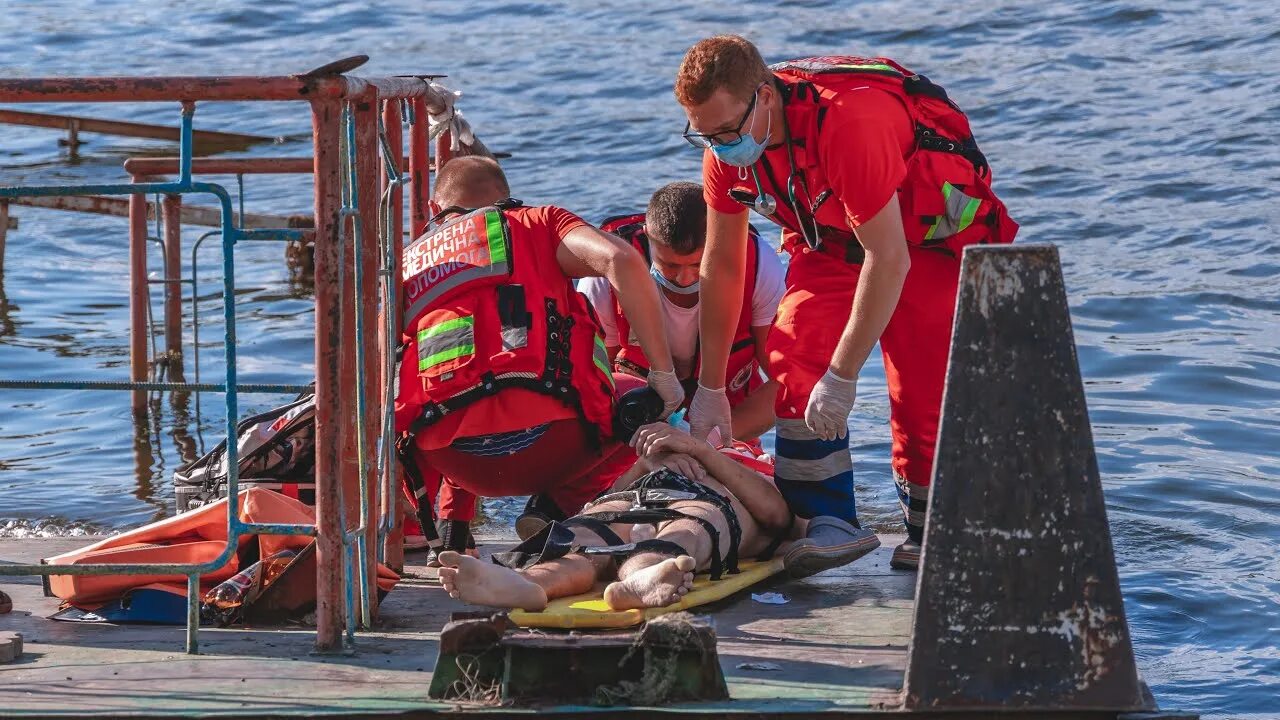 Вслед за первым прыгнувшим в реку. Прыжок в озеро. Вслед за первым прыгнувшим в реку. Прыгает в воду. Вслед за первым прыгнувшим в реку.