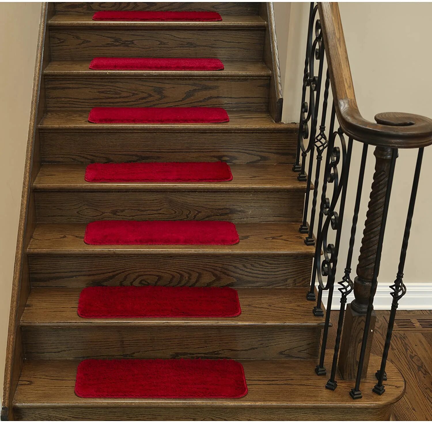 Красные ступеньки. Дорожка на лестницу. Ковровая дорожка на лестницу. Рыжая лестница. Красная лестница.