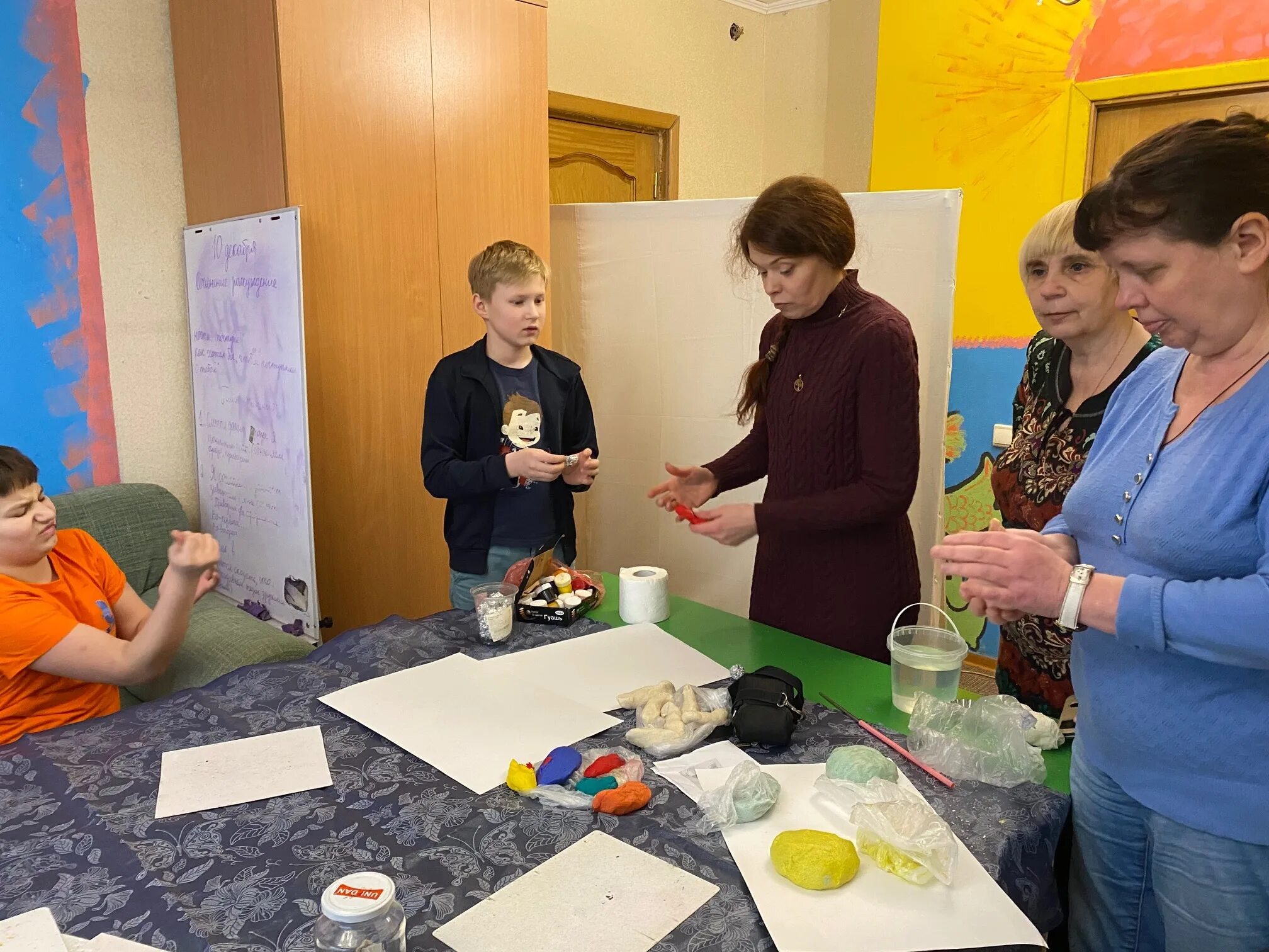 учитель слепить. поделка из полимерной глины ко дню учителя. учитель слепить. открытка из пластилина ко дню учителя. учитель слепить.