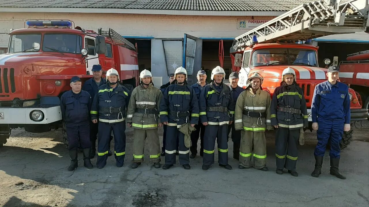 Работники пожарной охраны. Сотрудники пожарной части город Севск. Унеча пожарная часть. Пожарная часть пожарные работники.