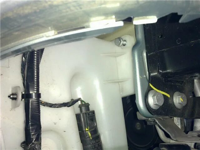 Removal and installation of a washer reservoir with an electric pump of a Skoda 