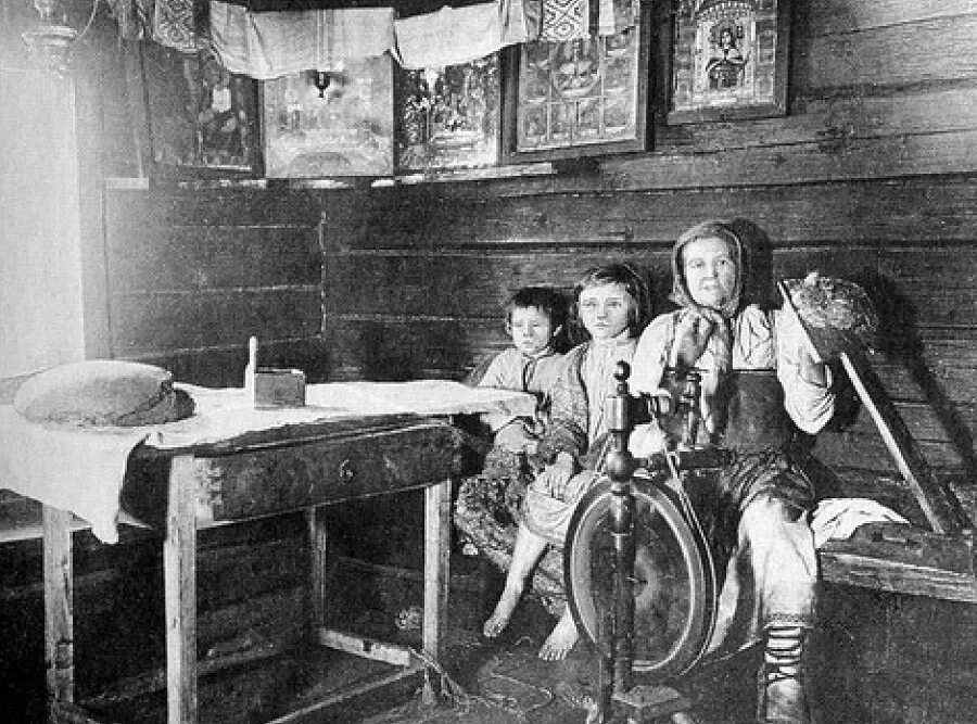 крестьянская семья 19 века в россии. крестьянский быт в 18 веке в россии. крестьянская изба 19 века печь. крестьянская изба 18 века в россии. «крестьянская свадьба в тамбовской губернии» (1880).