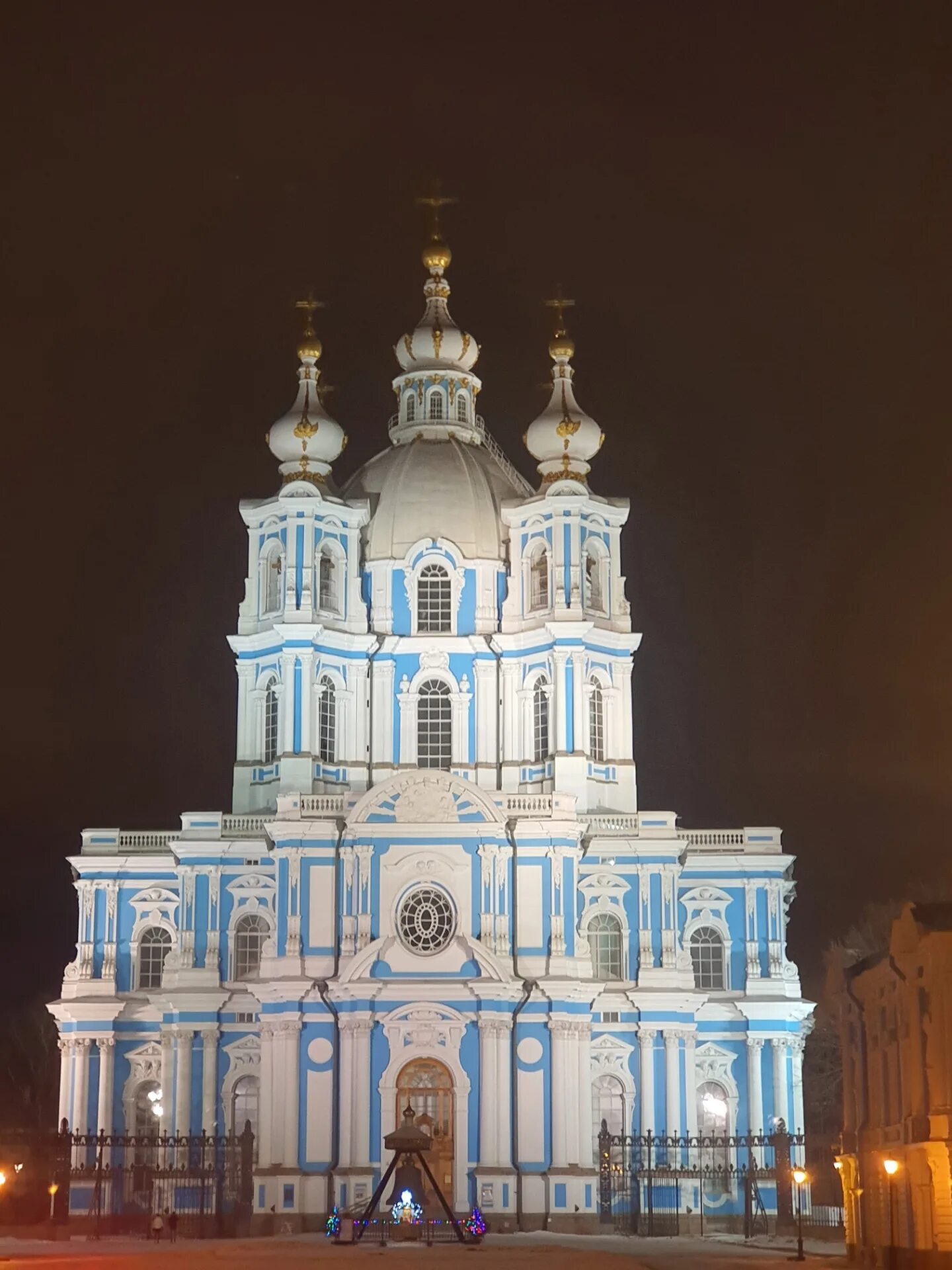 Ансамбль смольного монастыря растрелли. Смоленский монастырь растрелли. Воскресенский девичий смольный монастырь. Растрелли смольный монастырь в петербурге. Ансамбль смольного монастыря в петербурге стиль.