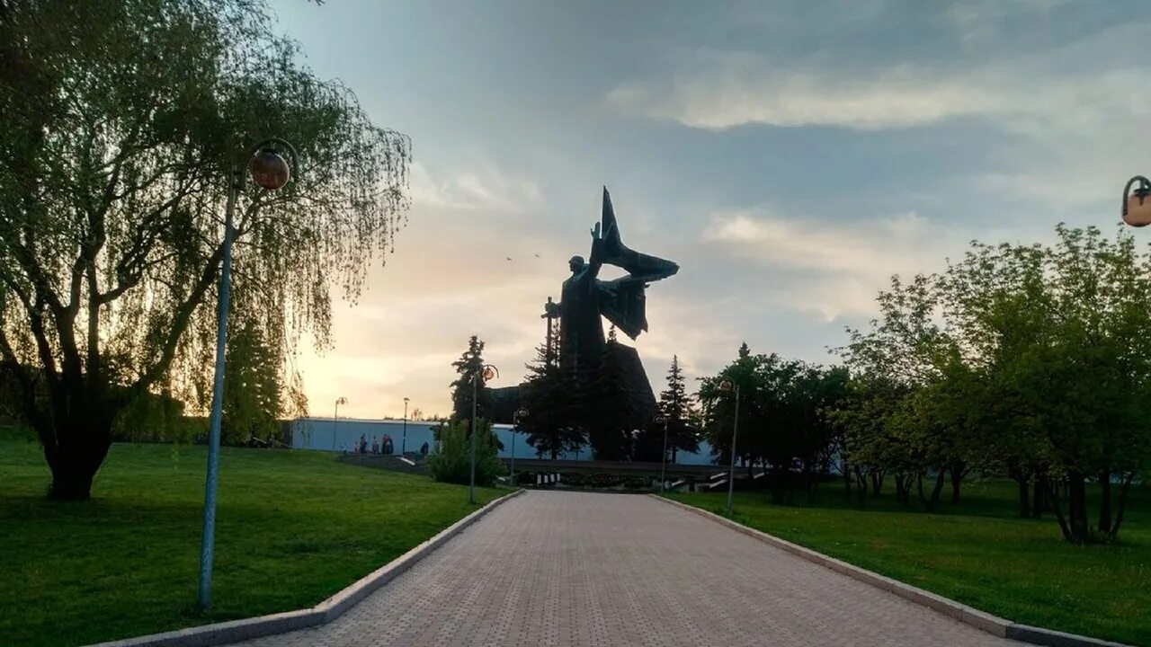 Парк Ленинского Комсомола Донецк. Парк Ленинского Комсомола Донецк памятник. Семёнов парк Ленинского Комсомола. Парк Ленинского Комсомола Донецк 2000. Парк комсомолл