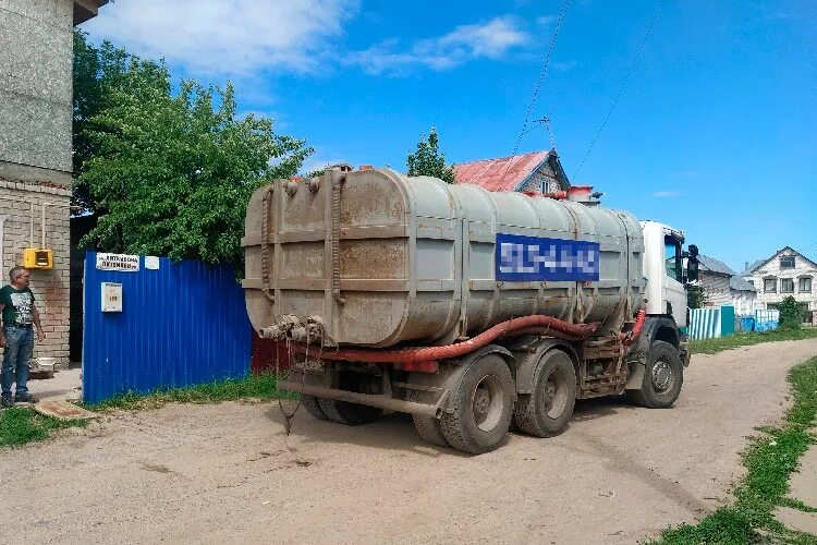 Газ 3309 ассенизатор. Ассенизаторская бочка. Золотарь откачка. Золотарь ассенизатор. Газ 3307 говновоз.