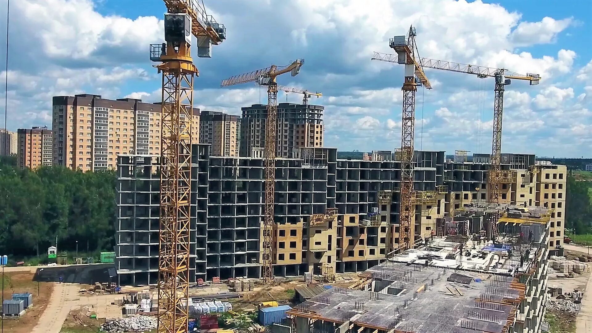 Застройщик строящийся. Стройка жилого комплекса. строящийся дом. новостройки стройка. строительный объект.