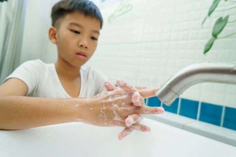 Мальчик в ванне. Мытье мальчика в ванной. Мальчик моет руки в ванной. В ванной комнате мальчишка моется. Boys washing