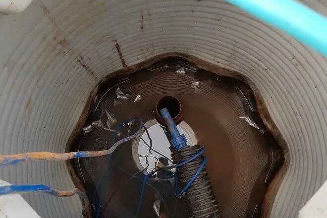 Скважина попала вода что делать. Ремонтный фильтр для скважины. Извлечение насоса из скважины. Вытащить насос из скважины. Упал насос в скважину.