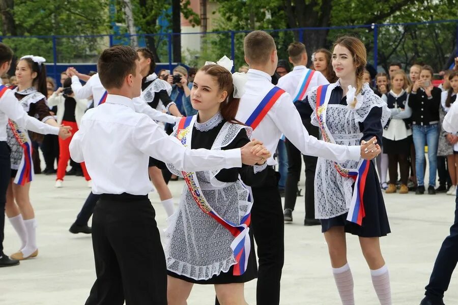 Звонки 18 школа. Последний звонок. Последний звонок в элитных школах. Выпускники. Школьная линейка на выпускной.