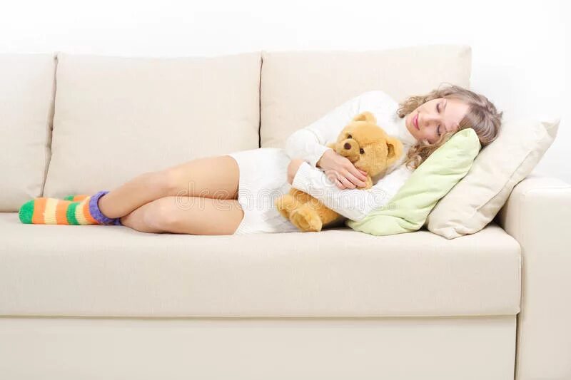 Девочка спит на диване. Уснула на диване домашнее. Спящую девочку на диване. Спящую девочку на диване. Девушка заснула на диване.