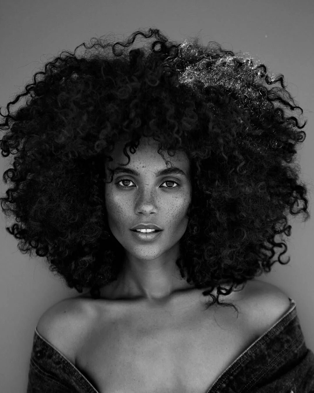 Кудрявая китаянка фото. Skinny curly. Skinny curly. Афро кудри мерида. Мулатка с кудрявыми волосами.