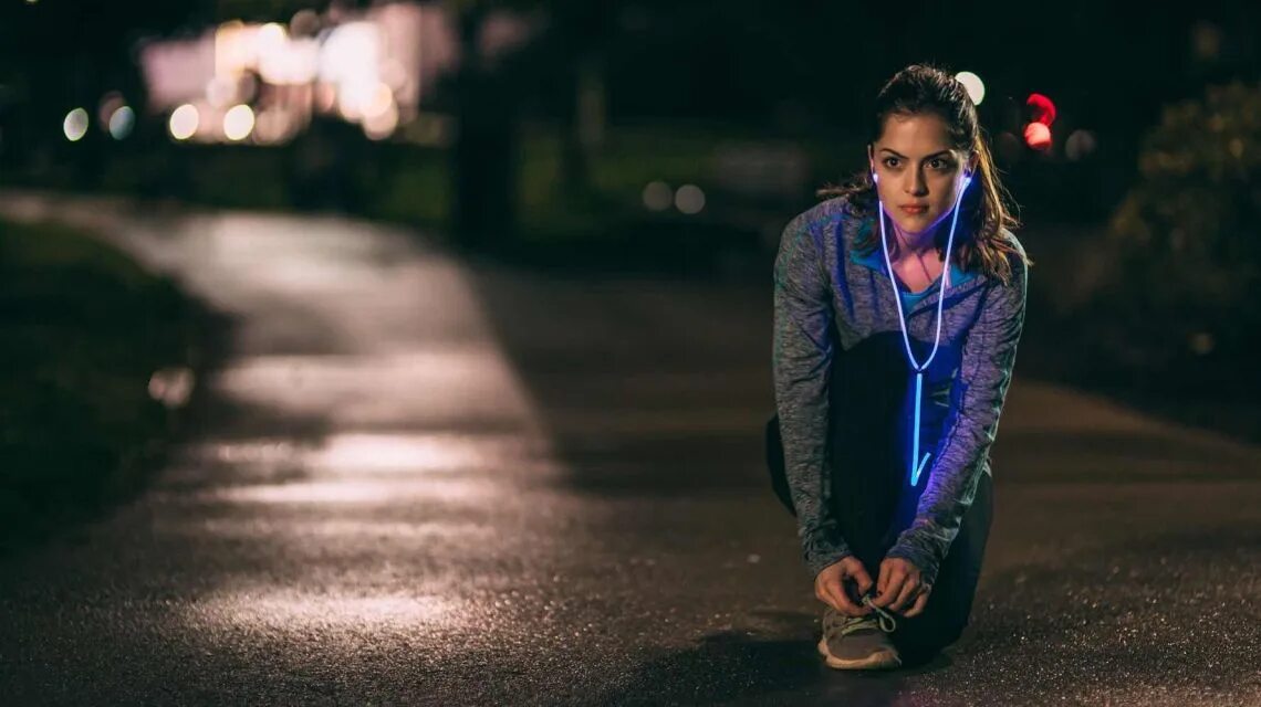 Идти под музыку. Наушники glow. девушка слушает музыку на улице. наушники красивые заголовки. реальная девушка с светящимся наушниками.