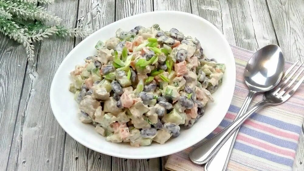 Салат с говядиной и болгарским перцем и фасолью. Салат мясной с фасолью. Салат мясной с фасолью. Салат из фасоли с мясом. Салат говядина фасоль огурец.