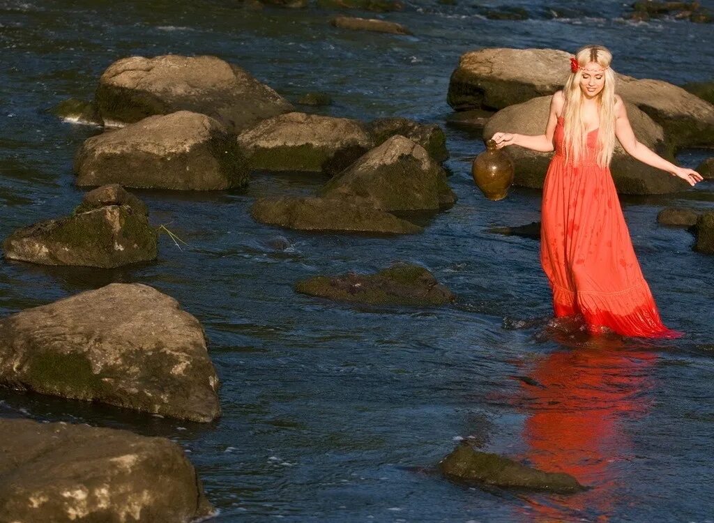 Песня а у реки девки. Песня а у реки девки. Девушка у реки. Девушка с кувшином у водопада. Фотосессия девушки на природе.