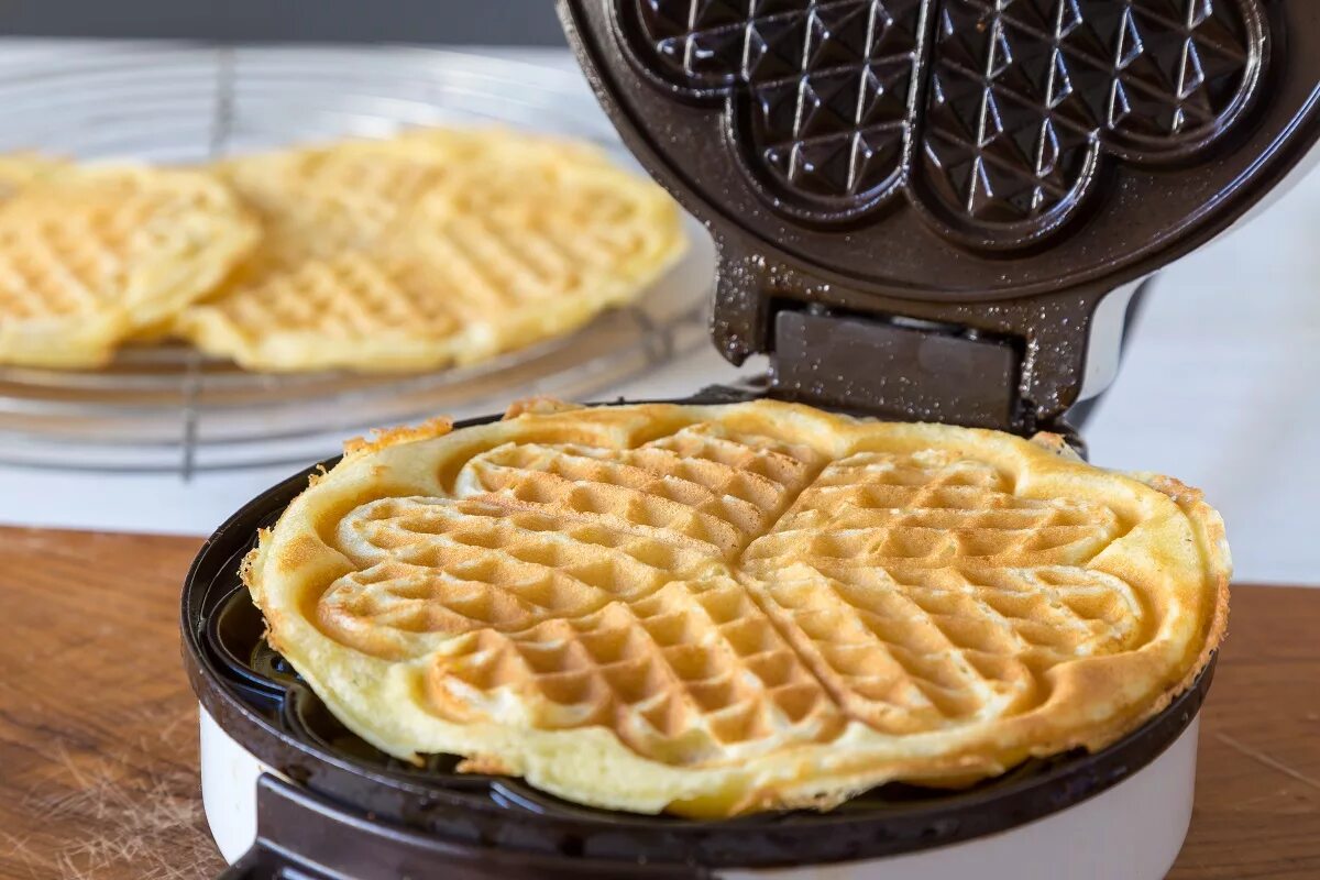 тесто для вафель в вафельнице. тесто для вафельницы. тесто для вафельницы. жидкое тесто для вафель. тесто для вафель в вафельнице.