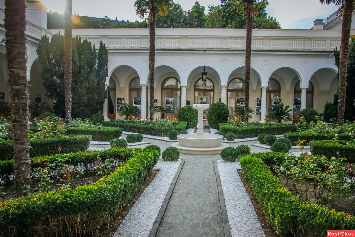 Версальский дворец луи лево. Дворцовые школы. Двор дворца маргариты австрийской. Внутренний сад ливадийского дворца. Двор дворца.