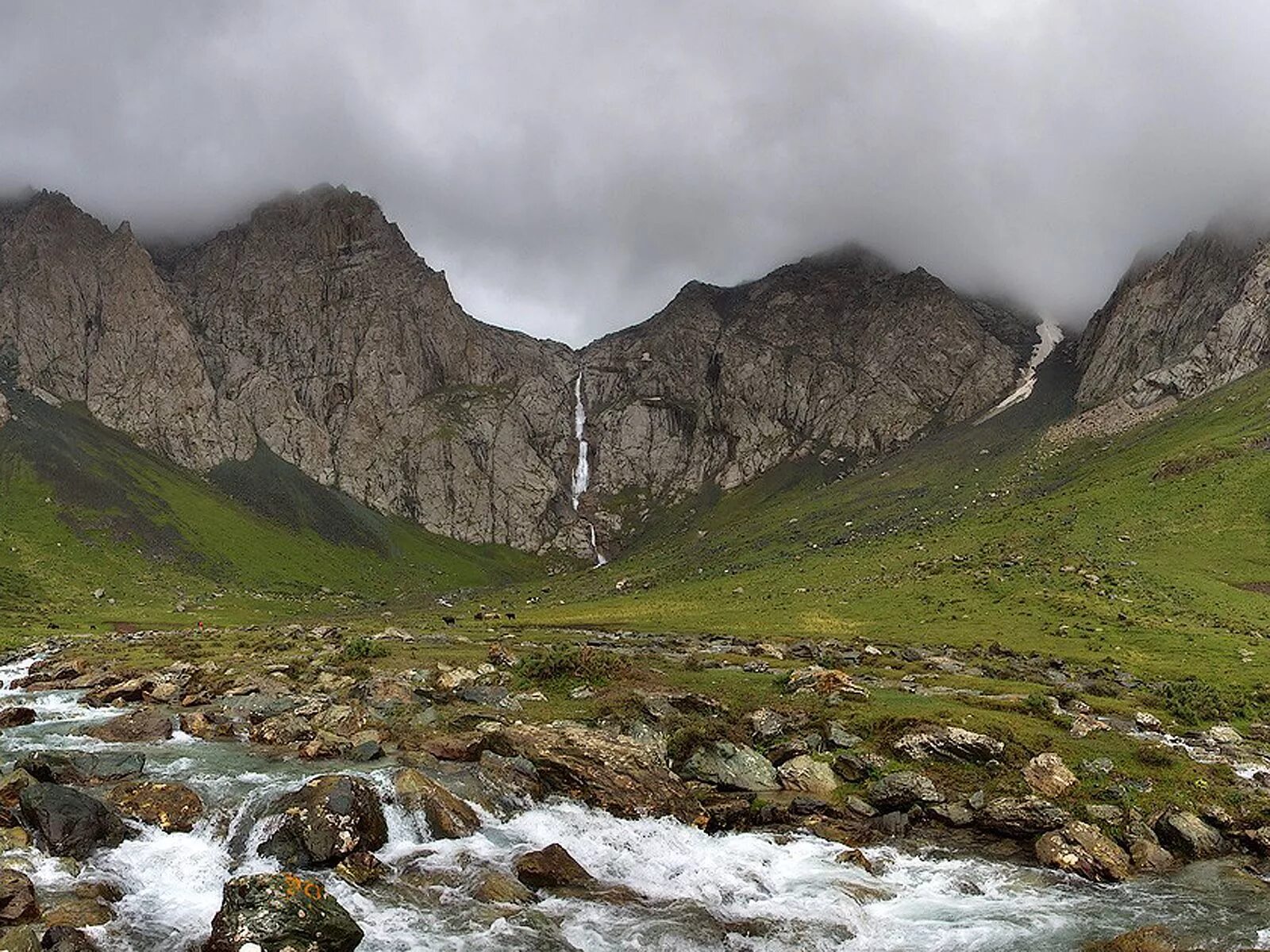 коринское ущелье казахстан. тамцак-булак. река бурхан. ағып жатыр булак жагасында. карагаш казахстан водопад.