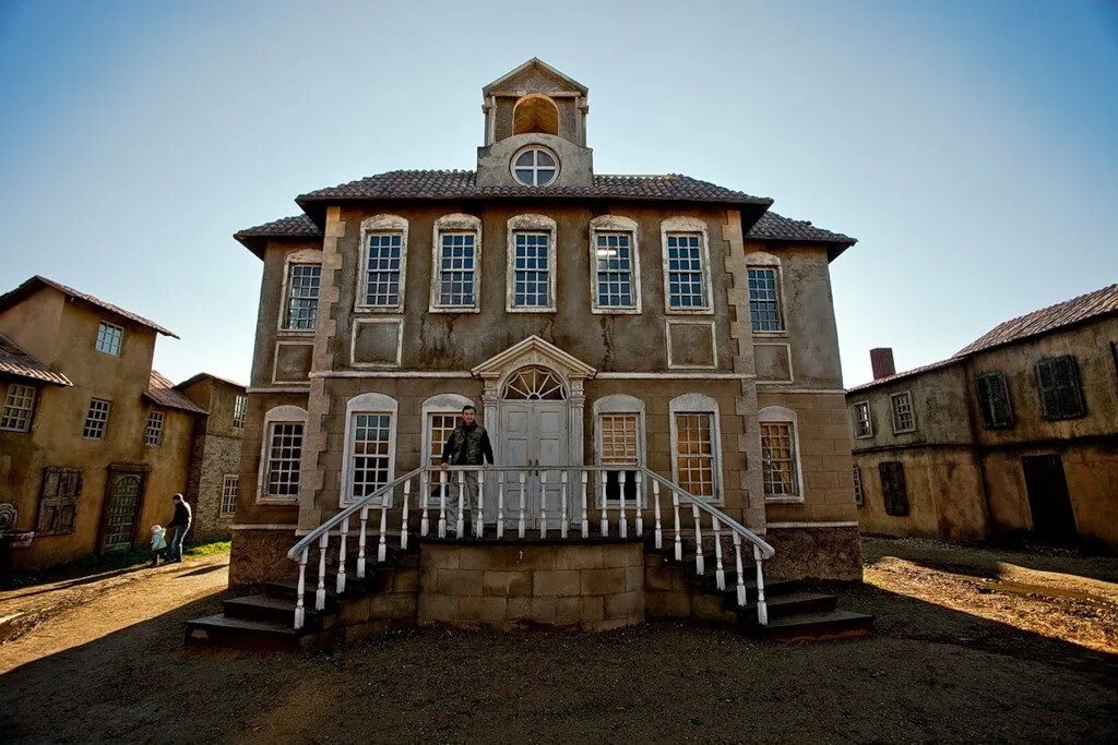 здание с декорациями к фильму 12 букв. дом пашкова классицизм. середниково город призрак. декорации мосфильма. декорация к театру.