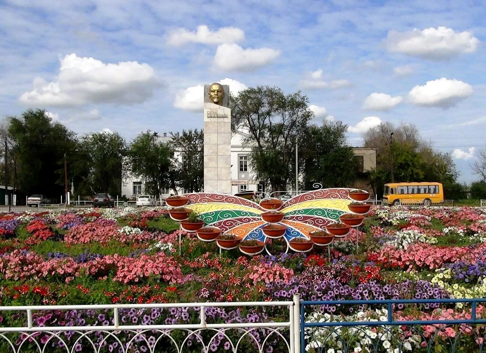 Город Варна Челябинская область. Памятники села Варна Челябинской стела. Памятники села Варна Челябинской. Скульптура Слава труду Варна Челяб.