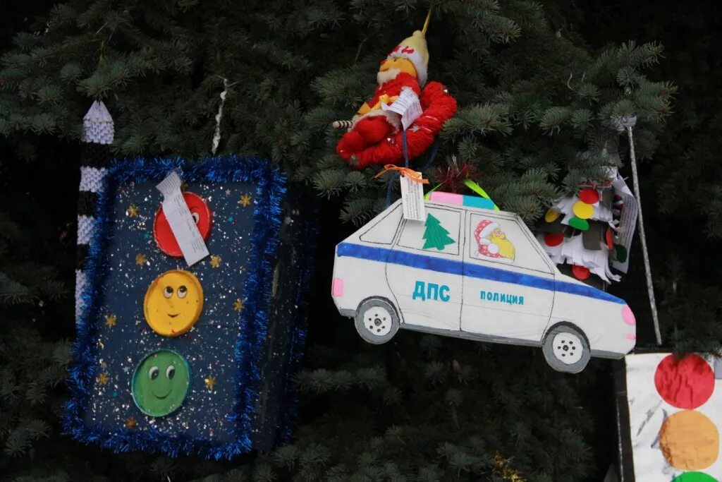 Елочная игрушка пдд. Поделка дорожный знак на новогодней елке своими. Новогодняя игрушка по пдд. Елочная игрушка пдд. Калуга конкурс елочка гаи.