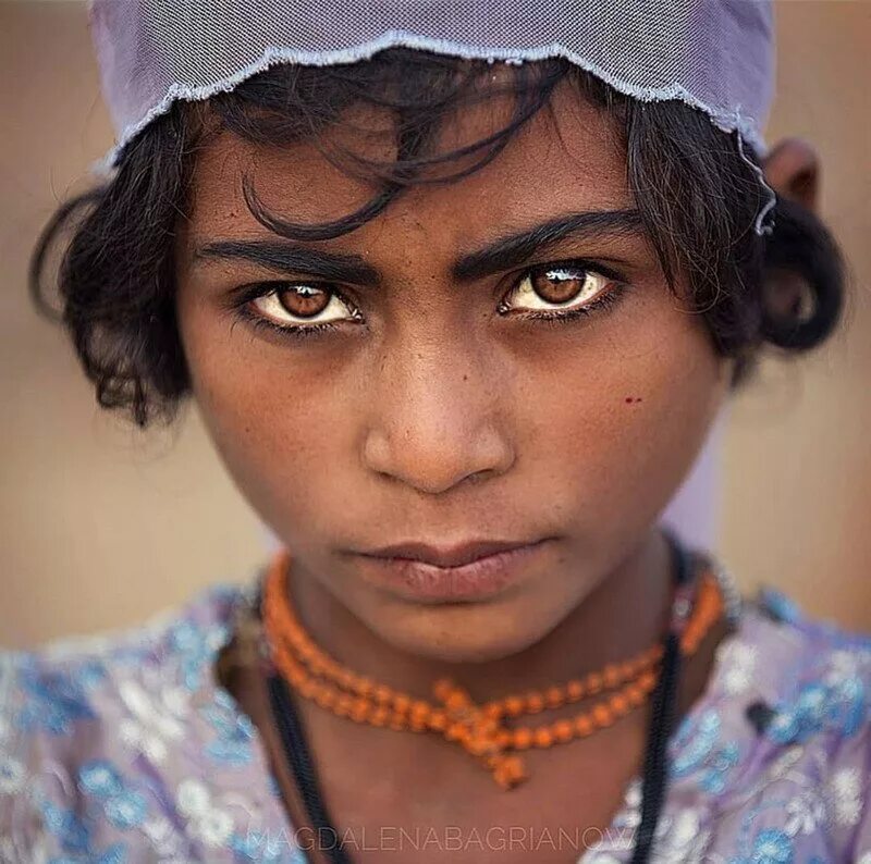 Этнический взгляд. Магдалена Багрянов. Необычный цвет глаз. Индуска с голубыми глазами. Люди с необычным цветом глаз.