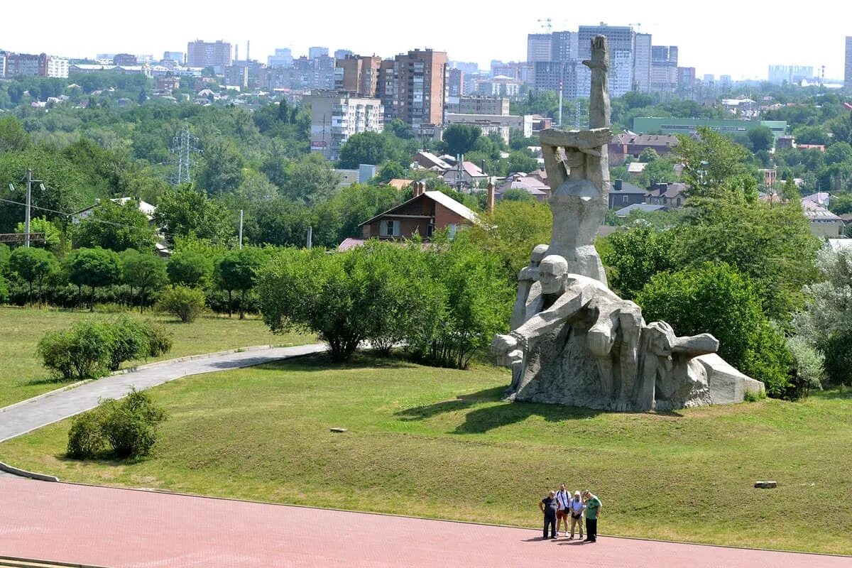 Вид на мемориал - Picture of Memorial Zmiyovskaya Balka, Rostov-on-Don - Tripadv