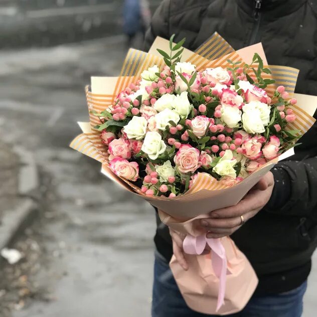 Розовые розы в коробке. Флавери логотип. Гипсофилы в корзине. Flawery png. Цветочный агрегатор.