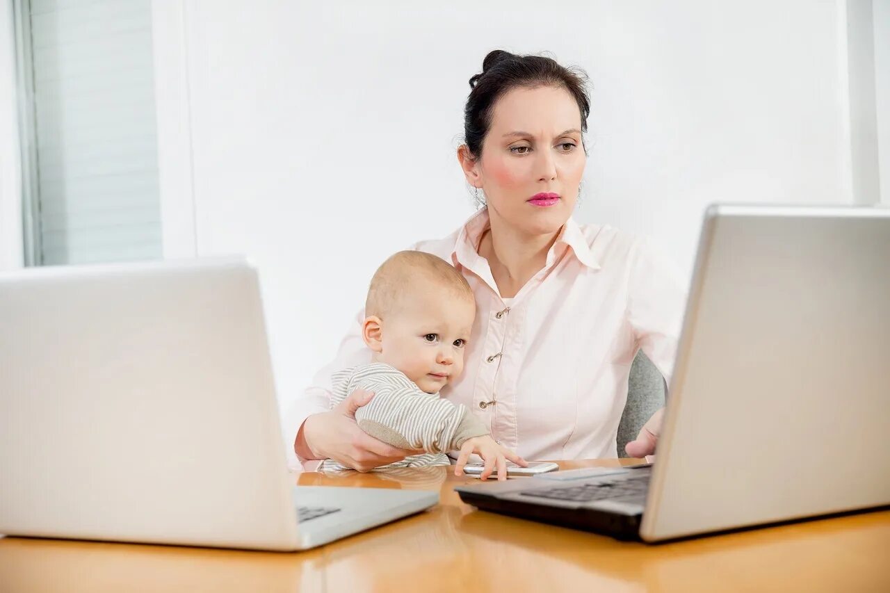 Декрет 6 месяцев. Женщина с ребенком за компьютером. Мама с ребенком за компьютером. Мама в декрете. Деловая мама с ребенком.