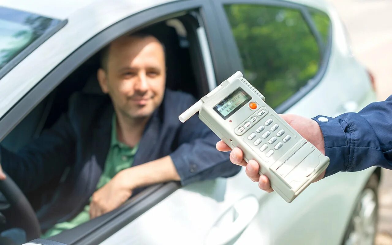 Техническое состояние автомобиля. Водила дальнобойщик. Инспектор гаи остановил машину. Шофер как проверить. Golf car driver job.