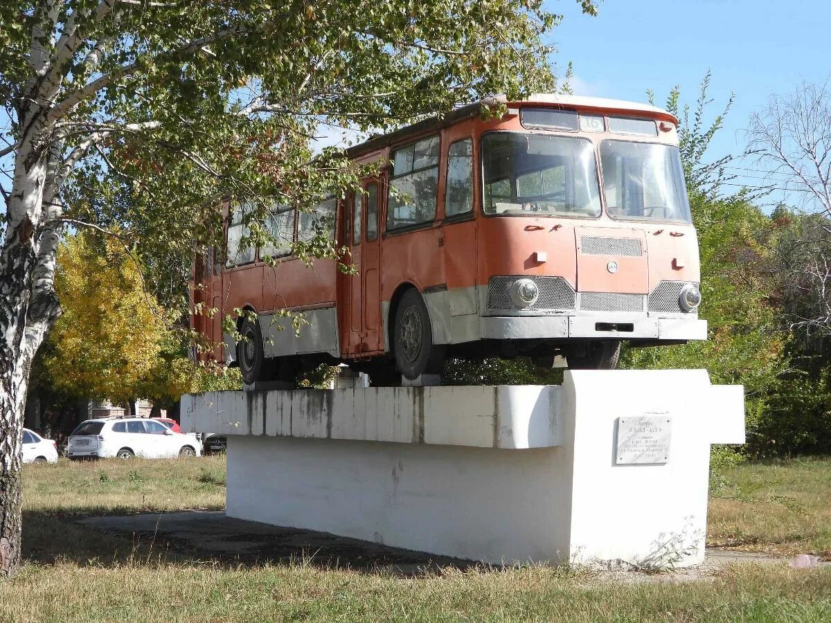 Монумент автобус. Монумент автобус