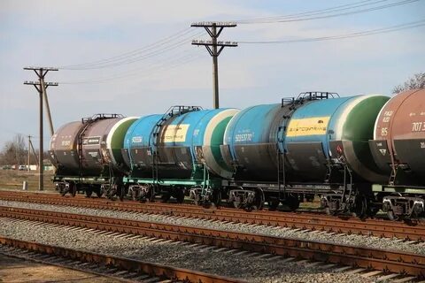 В железнодорожной цистерне помещается 60 т нефти