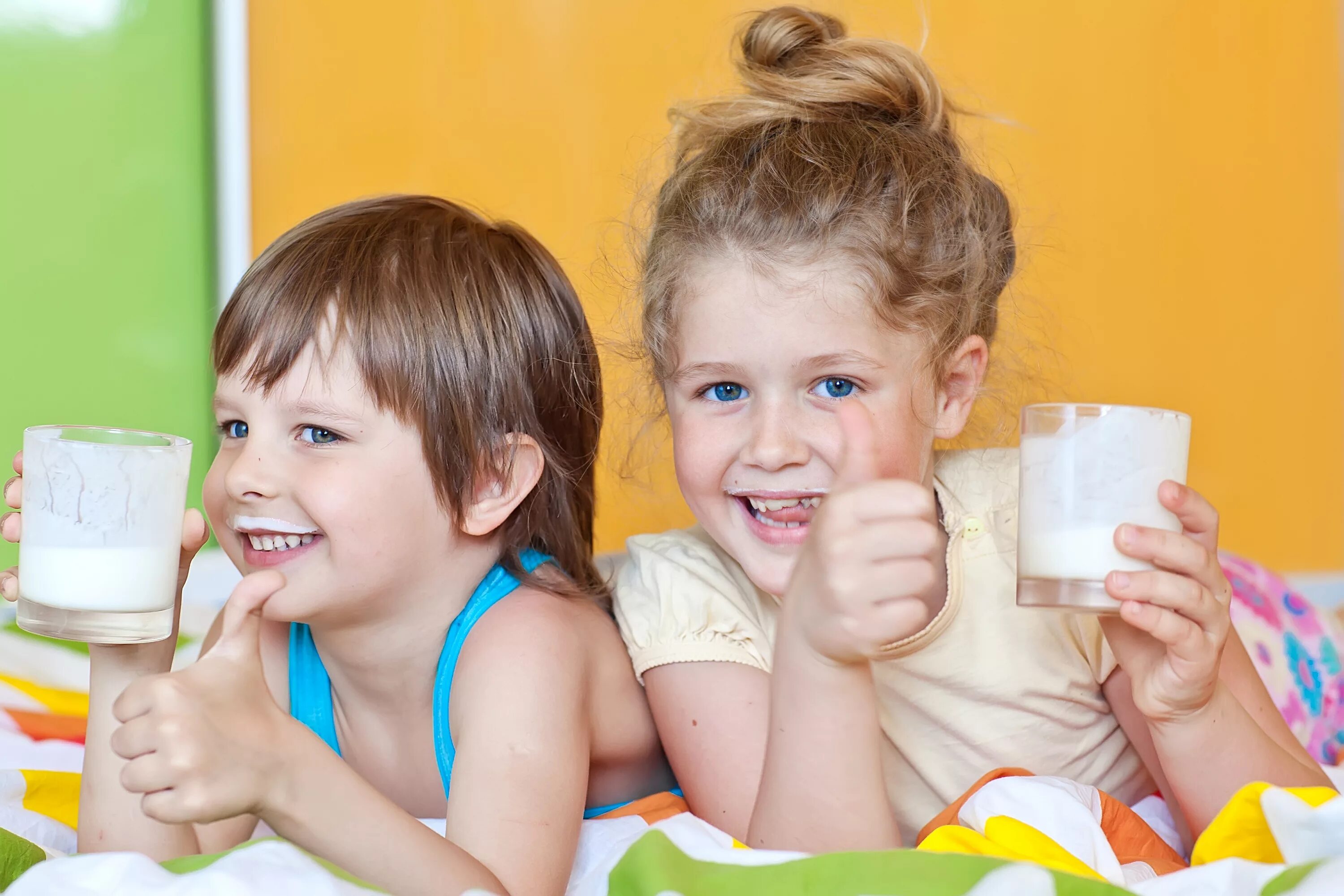 ребенок ест йогурт. дети пьют йогурт. дети едят молочные продукты. молоко для детей. дети пьют йогурт.