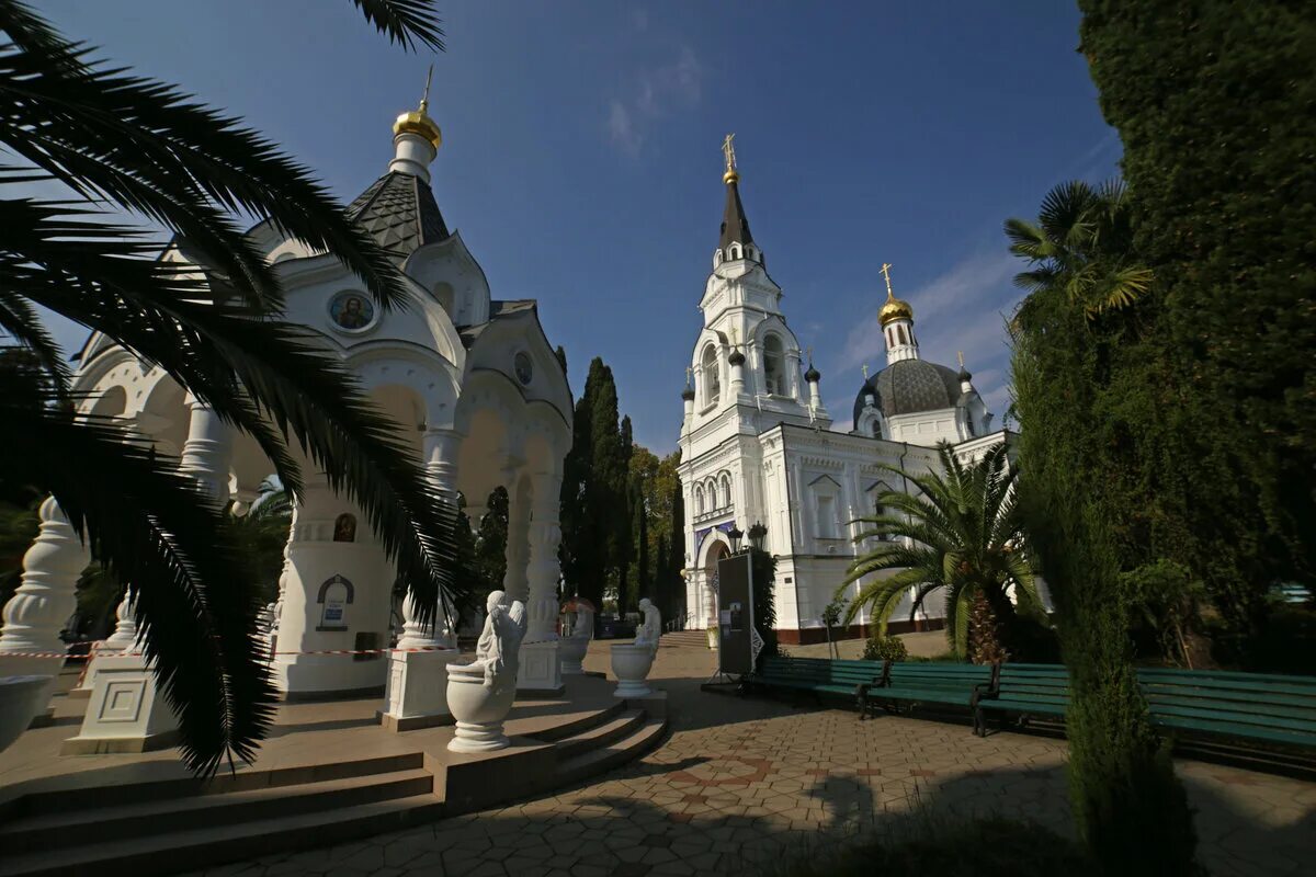 Сочи город курорт. Олимпийский городок сочи. Крутые места в сочи. Роза хутор 4к. Собор святого архистратига михаила в сочи.