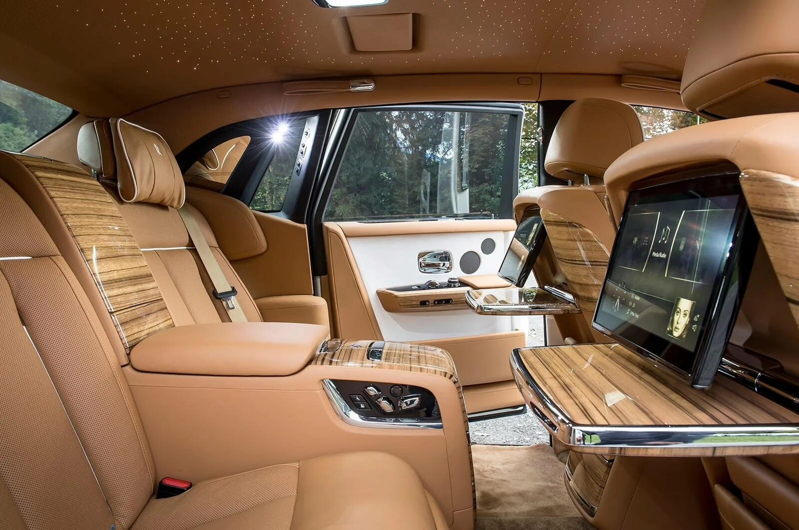 Комплектация нового автомобиля. Роллс Ройс Фантом 8 салон. Rolls Royce Phantom VII салон. Rolls Royce Phantom 2022 салон. Ролл срой Фантом салон.