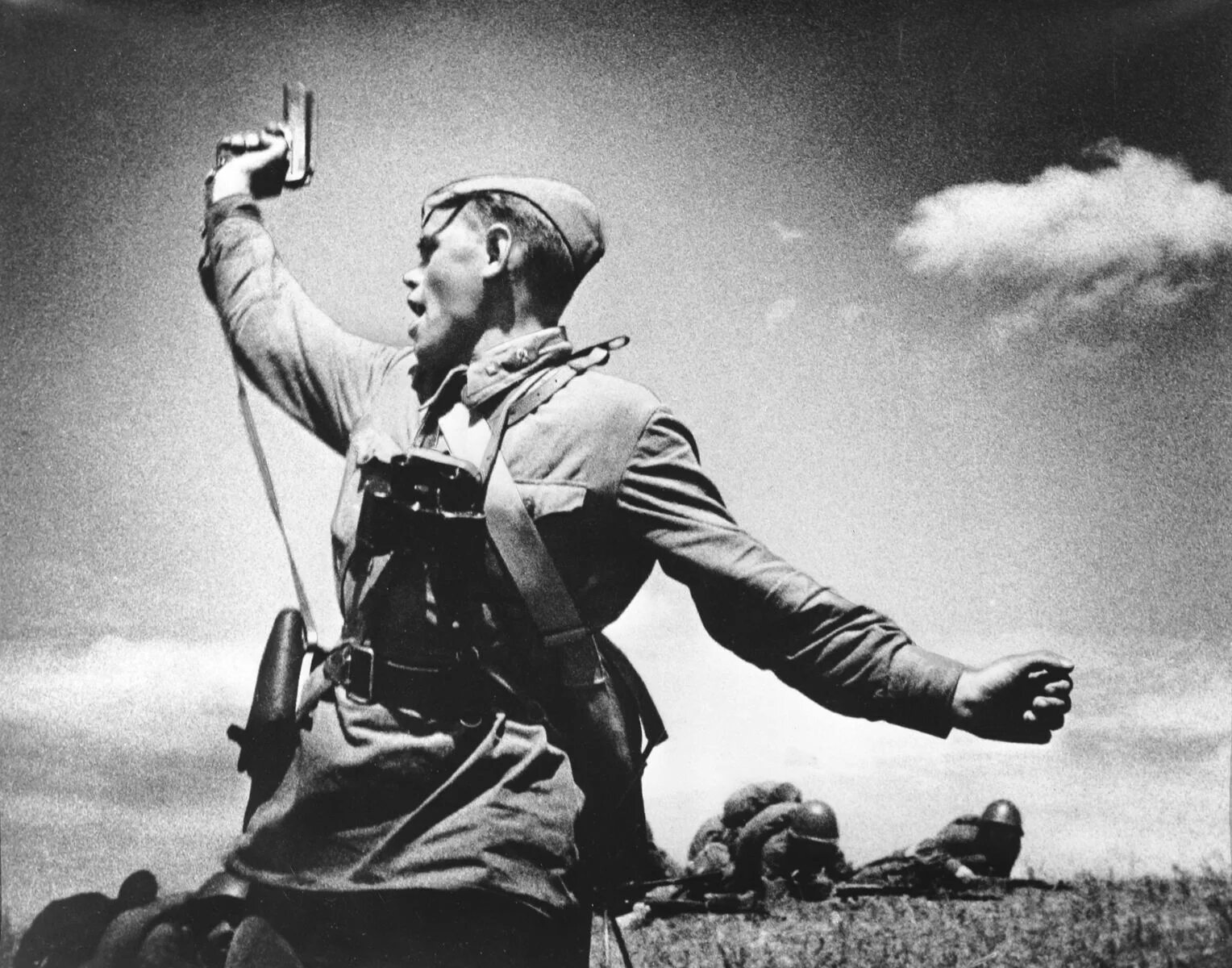 Связанный русский солдат. Комбат Макса Альперта. Солдаты Великой Отечественной войны. Солдат в атаке.