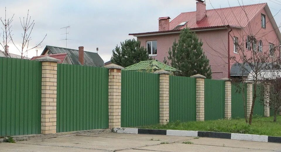 Забор из металлочерепицы. Профнастил с21 забор. нс 21 профлист забор. профлист с21 фасад. забор из профлиста мп10.