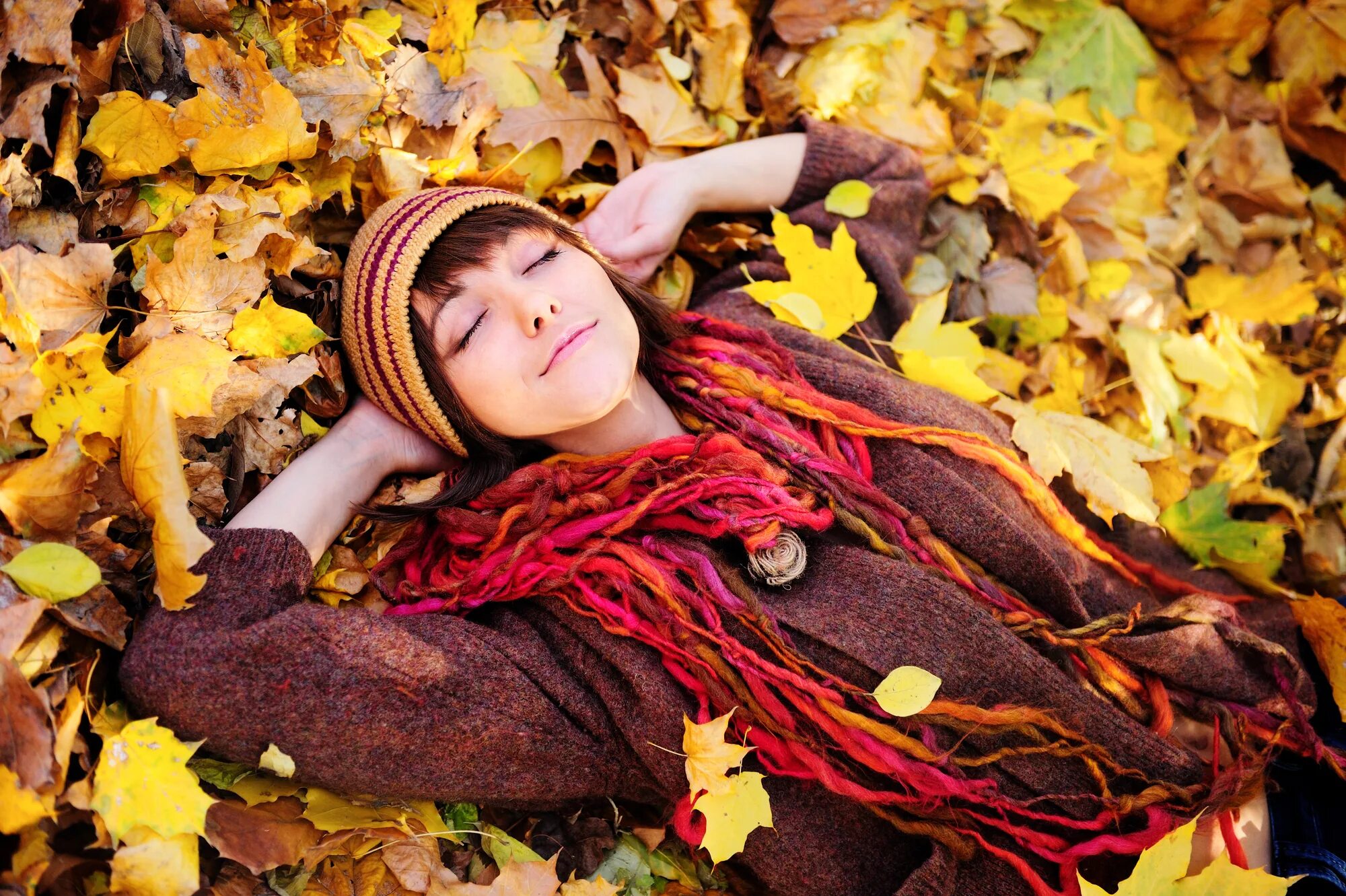Жизнь людей осень. Осенняя фотосессия. Фотосессия осенью. Осень люди. Осенняя хандра.