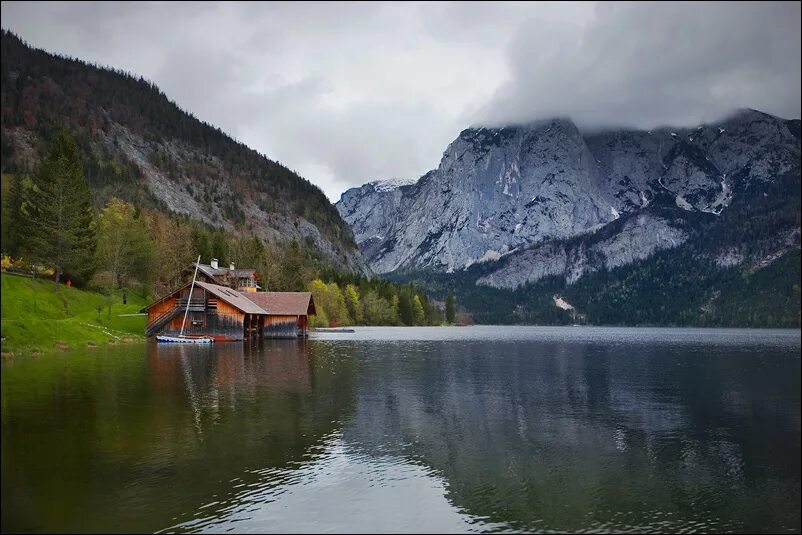 Дом у озера штат Монтана. Taiga&ozero Артыбаш. Домик в горах у озера. Дом в горах у реки. Горы домики озеро