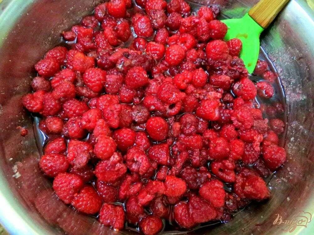 Варенье из малины без варки. Варенье из малины. Малиновое варенье. Варенье из замороженной малины. Варенье из малины.