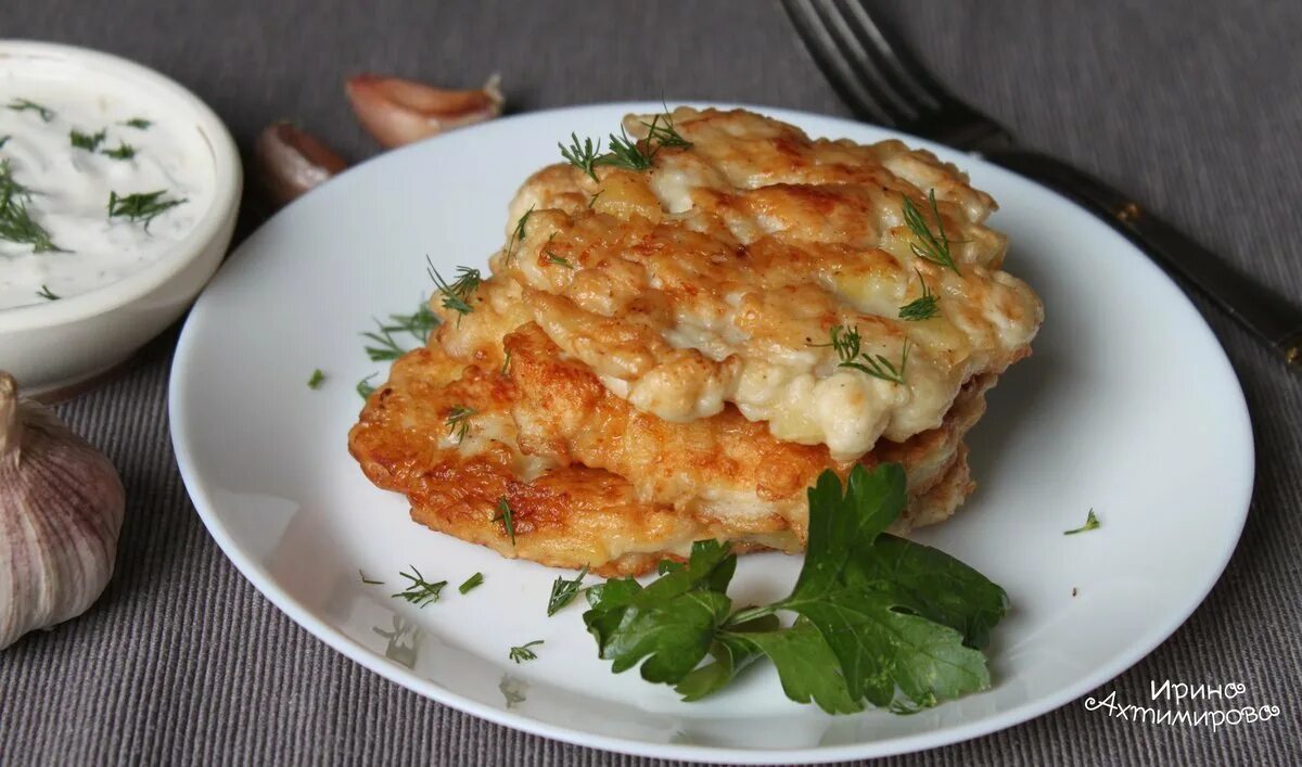 Котлетки из куриного филе с майонезом. Рубленные котлеты. рубленые куриные котлеты. рубленные отбивные из куриного филе. рубленные котлеты из куриного филе.