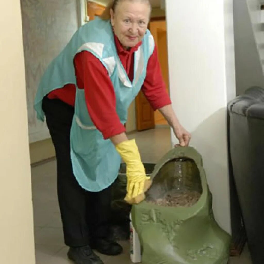 Бабушка мыла полы. Уборщица смешная. приколы про уборщиц в школе. бабушка уборщица. грязная уборщица.