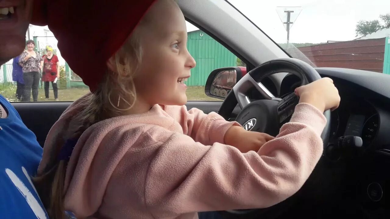 Видео дочка учит папу. Дочка за рулем. Папа учит кататься на машине. Кататься на машине с дочкой.