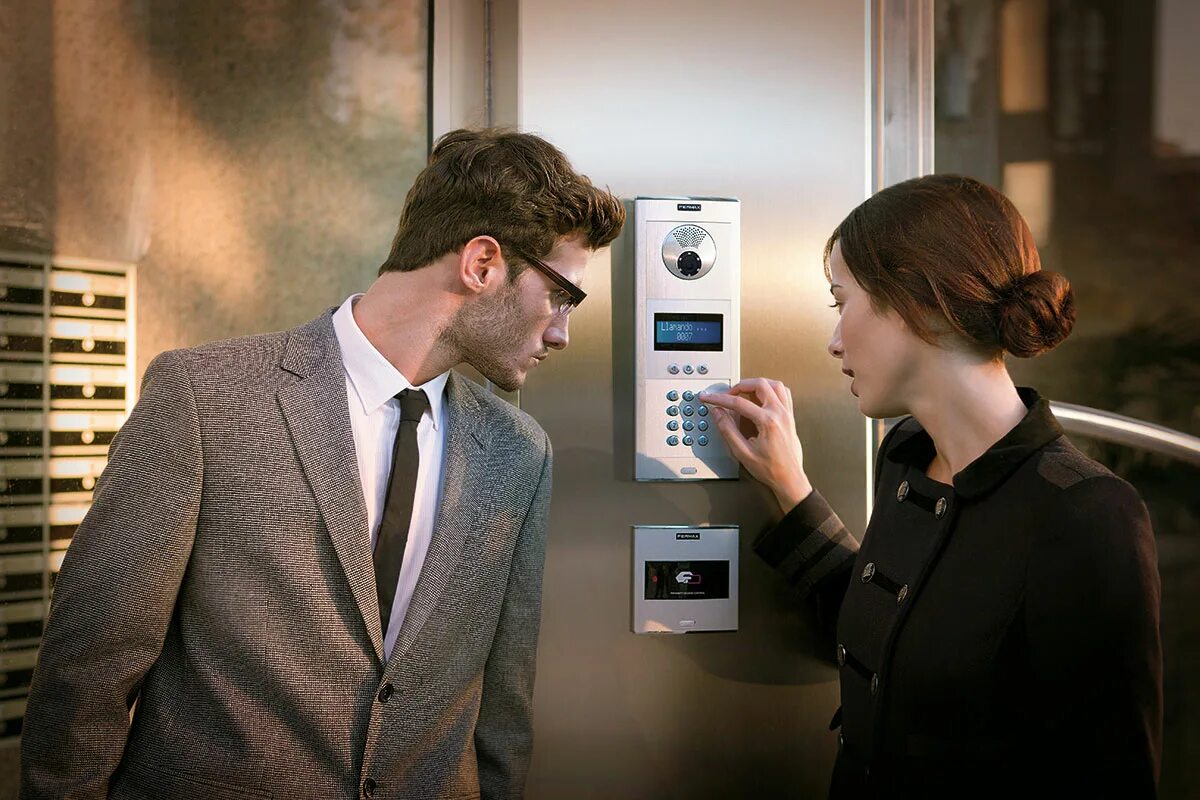 Видеодомофон в доме. Видеодомофон умный дом. Видеодомофон в доме. Видеодомофон умный дом. Видеодомофон для квартиры.