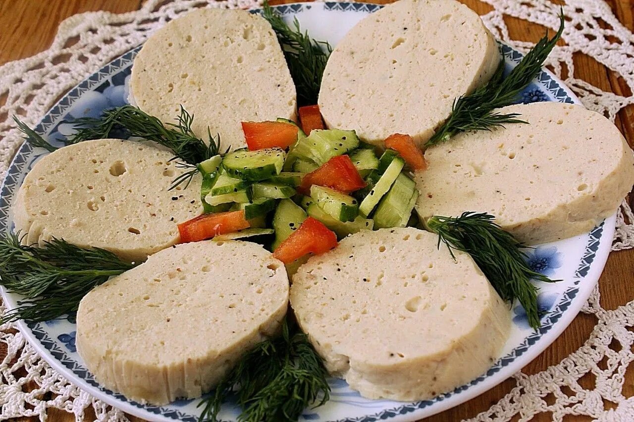 Домашняя колбаса в бутылке. Розовая колбаса. Состав вареной колбасы. Куриный рулет в бутылке. Просто рецепт вареной колбасы.