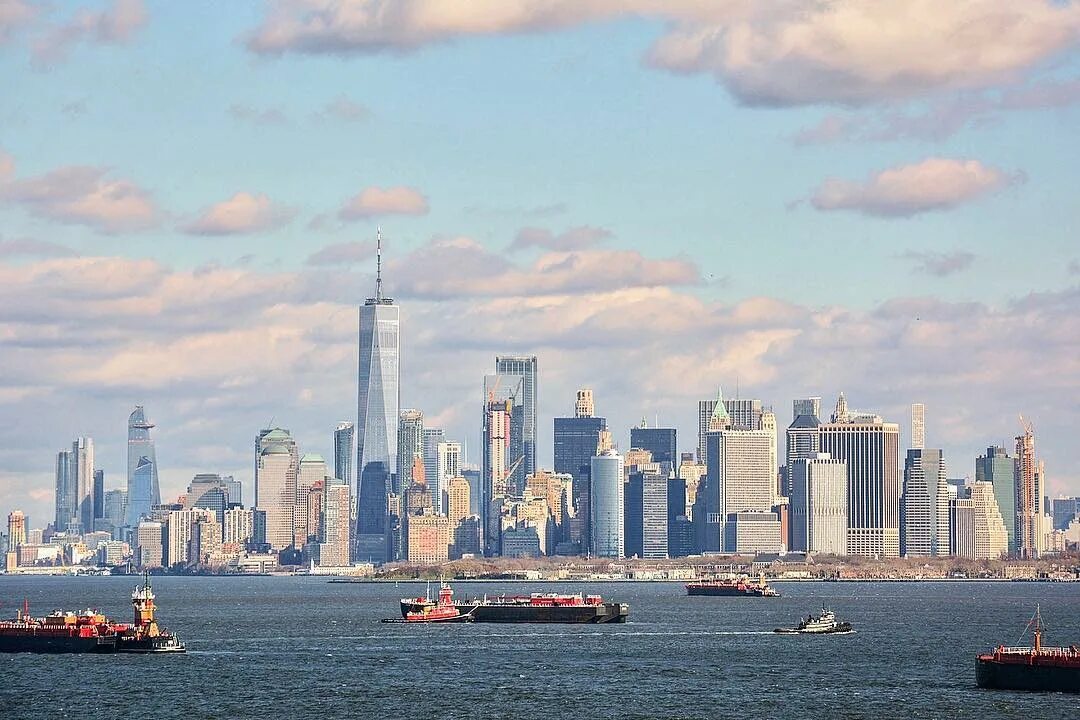 Известный район. Корабль на фоне Манхэттена.