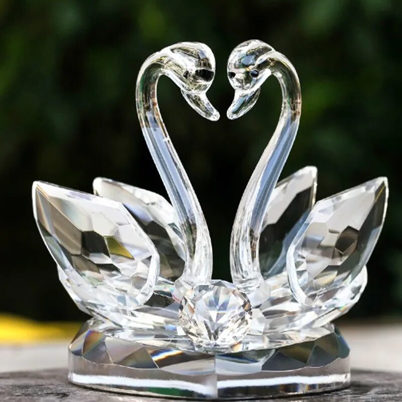 Хрустальный месяц. Художник soon y warren. Капелька счастья. Кристаллы аметиста в камне. Роза кристалл роуз.