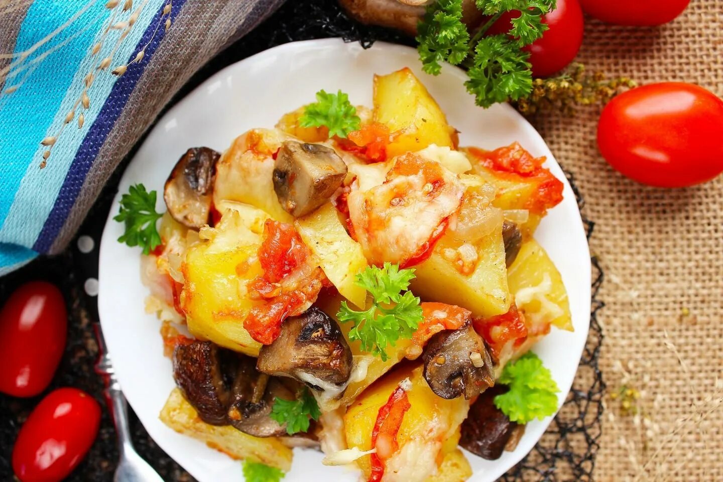 Картошка с грибами и томатами. Картошка с помидорами в духовке. Картошечка с грибами помидорами. Мясо в духовке с картошкой и помидорами. Мясо с картошкой и помидорами слоями
