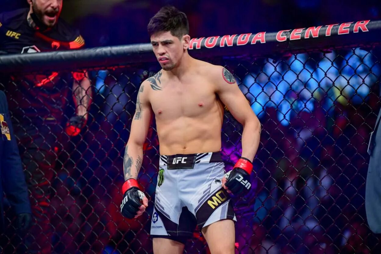 Ufc mexico прямой. Брендон Морено. Морено чемпион юфс. Морено боец юфс. Brandon Moreno UFC 277.