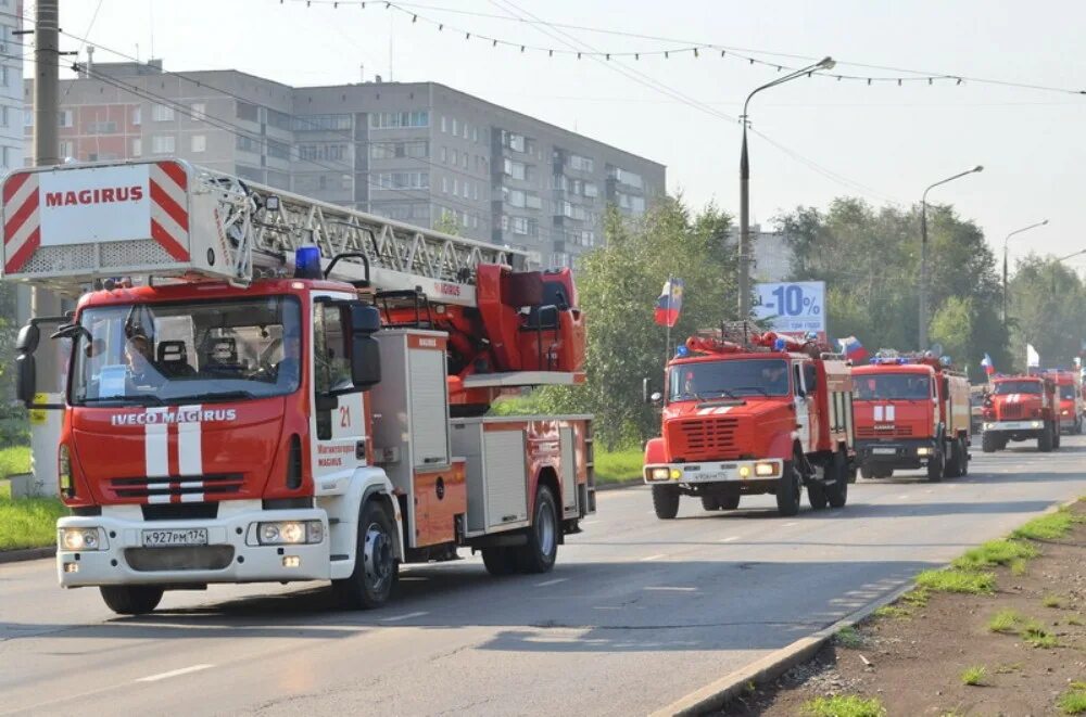 Пожарные машины челябинска. Пожарные машины челябинска. Урал 4320 пожарный. Камаз-43253-r4 пожарная машина. Экстренные службы.